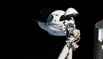 Nákladní loď přistála na ISS, přivezla astronautům vánoční dobroty i dárky
