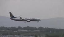 VIDEO: Letadlo Ryanairu nemohlo v Praze přistát. Ranvej blokovalo jiné letadlo