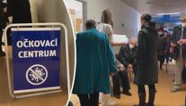 Hlava na hlavě, rozestupy žádné. Tak vypadá očkování seniorů v Mostě