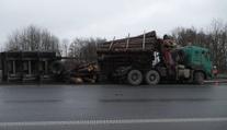 Kamion, který havaroval u Frýdku-Místku, byl přetížený. Váhu přesáhl o 13 tun