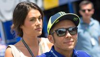Přítelkyně jezdce Rossiho šokovala: Na MotoGP mě osahávali!