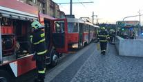 Vážná nehoda: Muž spadl pod tramvaj, tu nadzvedávali hasiči