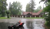 Řidička chtěla odtáhnout zraněného motorkáře, přejela ho dodávka