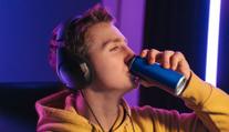 Neřestí u dětí přibývá. Poslanci jim chtějí zakázat energetické nápoje