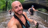 Půlmaraton hrůzy: Běžci se brodili po pás ve vodě, závod přesto pokračoval