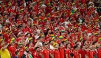 Další kontroverze na MS: Fanouškům Walesu zabavili duhové klobouky