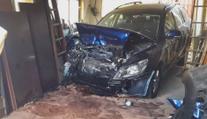 Na Domažlicku narazilo osobní auto do garáže. Řidič si spletl odbočku