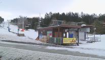 Kvůli nedostatku sněhu zavřeli další ski areály. Provozovatelé doufají v zázrak