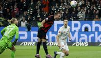 Frankfurt zvítězil díky kontroverznímu gólu Götzeho
