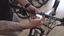 Cyklisté ať svítí i ve dne, volají odborníci. Ministr dopravy to odmítá