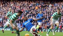 Drahé sáhnutí: Fotbalista potrestán za uchopení soupeřových slabin