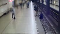 Muž skočil do kolejiště metra. Když chtěl vylézt, druhý muž ho strkal zpátky