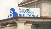 Popálenou rodičku na Bulovce už řeší i policie. Mohlo jít o trestný čin