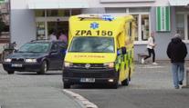 Řidič neunesl předjetí od sanitky s pacientem. Záchranáři museli volat policii
