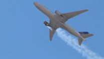 Letecké společnosti uzemňují Boeing 777. Na vině je nehoda v Denveru