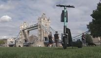 Skládací helma a blinkry v řídítkách. V Británii testují nové elektrokoloběžky
