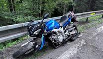 V Bílé havaroval senior na motorce. Sletěl z osmimetrového svahu pod silnici