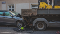 Seniorovi hrozí šest let vězení za smrt dělníka. Při nehodě se zranili i další lidé