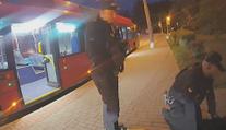 Rvačka v MHD v Českých Budějovicích: Cestující napadl řidiče, kopal do něj na zemi