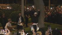 Zrušili mu koncert, odradit se nenechal. Robbie Williams vystoupil v ulicích