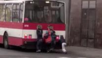 Nebezpečná zábava v Ústí. Děti se vozí na náraznících trolejbusů