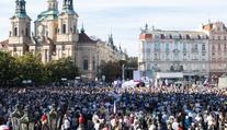 Milion chvilek pro demokracii demonstruje na Staroměstském náměstí proti vládě