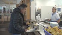 Lidé chodí na obědy do školních jídelen. Ušetří tisíce korun