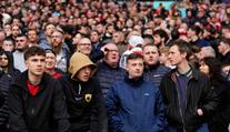 Útěk fanoušků United. Po gólu opouštěli Wembley, pak se snažili dostat zpět