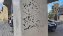 Mladík nakreslil na mostu metrový nápis s podivným obsahem. Hrozí mu rok vězení