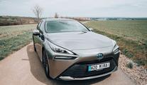Jak se jezdí na vodík? Luxusní Toyota Mirai nás při testování dost překvapila