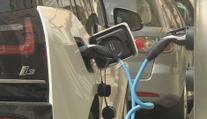 Česko se staví proti povinné elektrifikaci parkovišť. Podporu má u dalších států EU