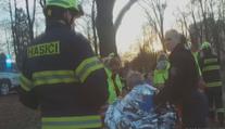 Krmení kachen se proměnilo v boj o život. Seniorka spadla ze srázu