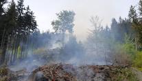 Na Tanvaldském Špičáku hořel les. Nepřístupný terén hasil vrtulník