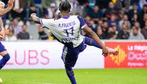 Záběry jen pro silné povahy. Fotbalista ošklivě zlomil soupeři nohu