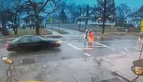 VIDEO: Policistka strhla dítě a zachránila ho. Ji samotnou auto srazilo