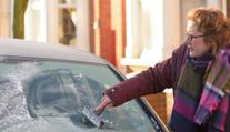 Žena rozmrazovala auto, muž do něj skočil a odjel. Chvíli ji vláčel za sebou