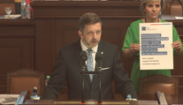 ON-LINE: Rakušan varoval před politikou strachu, Vildumetzová mávala cedulí
