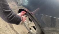 Muž měl vztek na špatně parkující fotbalové fanoušky. Propíchal jim gumy