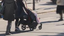 Senát schválil vyšší rodičovský příspěvek. Podle ekonoma ale porodnost nezachrání