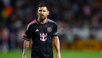 Messi si užívá s manželkou na jachtě. Na zraněné noze má ortézu