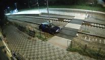Mladíkovi se zalíbilo auto na šrotišti. Ujížděl s ním i po kolejích