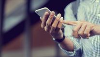 Muž kradl v práci mobilní telefony, doma schovával stovky přístrojů