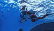 Santa v Tokiu nerozdával dárky jen hodným dětem. Na své si přišli i tučňáci