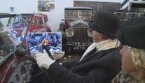 Dvojice sledovala pohřeb královny ve stylu. Za volantem historického auta