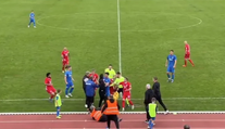 Úder pěstí, nadávky do Maďarů a tři červené za urážky. Slovenský fotbal řeší skandál