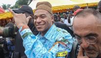 Mbappé v Kamerunu pobláznil fanoušky. Převážen je vojenským transportérem