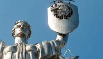 Srp a kladivo musí pryč. Kyjev se přes kritiku zbavuje sovětských symbolů