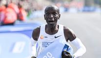 Kipchoge opět posunul hranice lidských možností. Vylepšil maratonský rekord