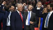 Trump se ukázal na veřejnosti. S ovázaným uchem dorazil na sjezd republikánů