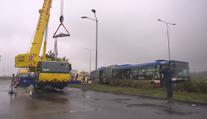 Nehoda autobusu uzavřela výpadovku z Prahy. Tvořily se kolony!